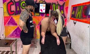 BBW Woman With Giant Ass Came To The Tattoo Studio To Get